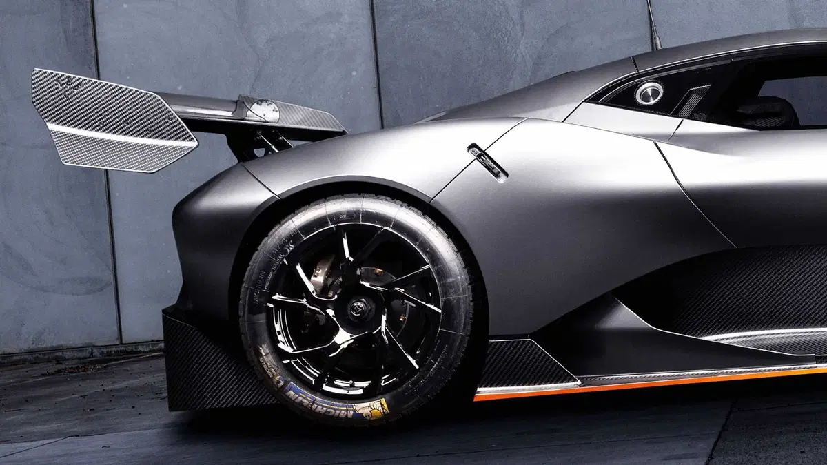 Brabham BT62 stradale, la supercar guadagna targa e frecce (6)