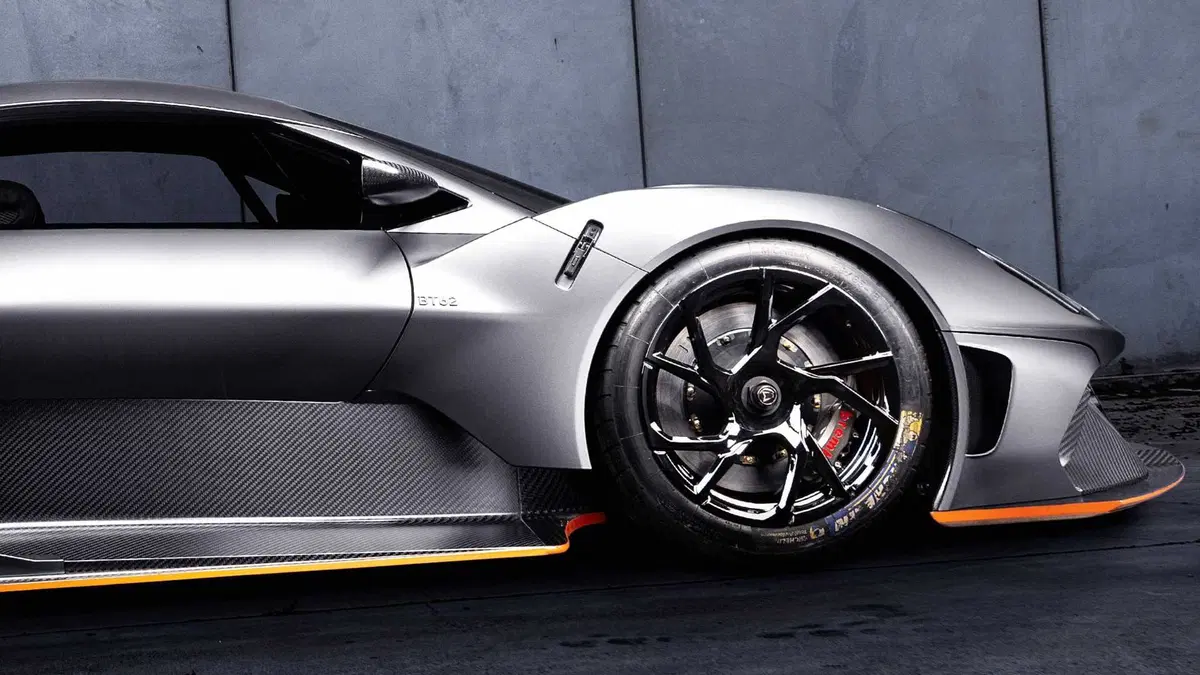 Brabham BT62 stradale, la supercar guadagna targa e frecce (8)