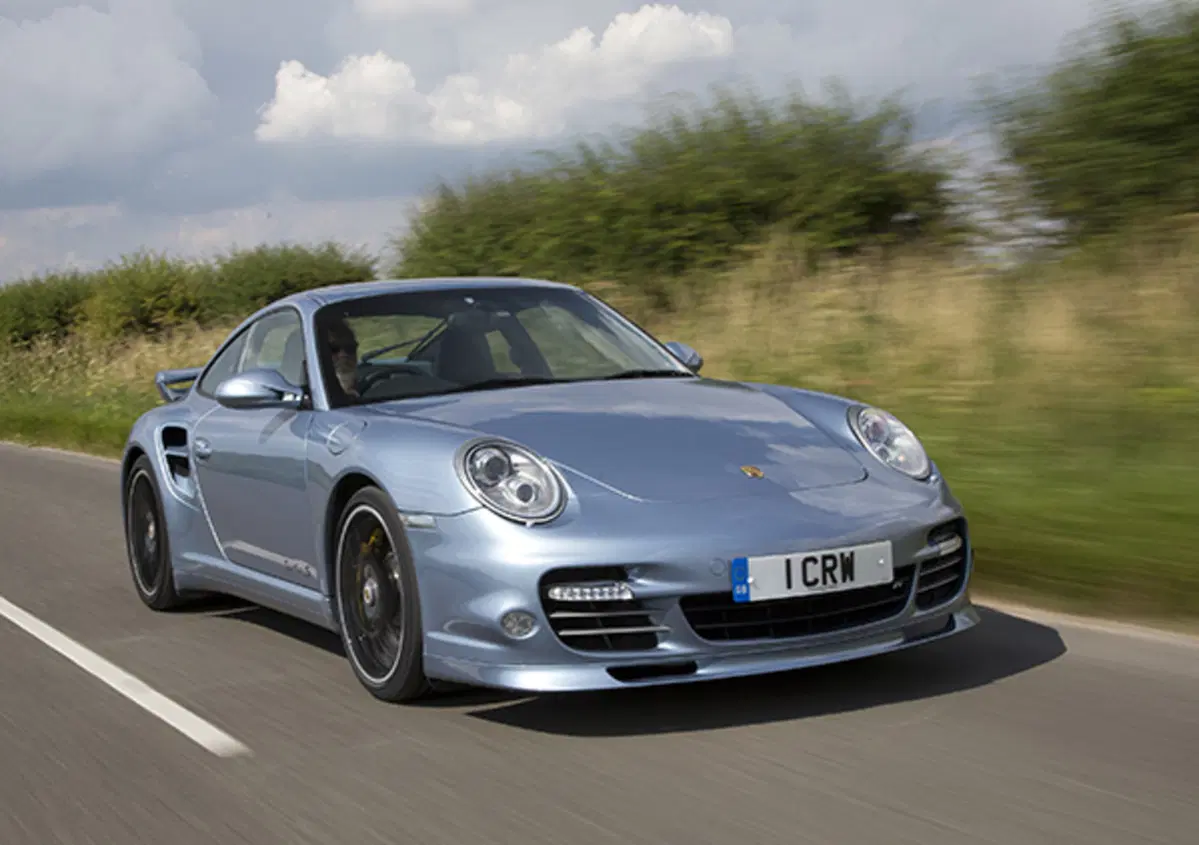 "Posso provarla?" E il ladro fugge con la Porsche...