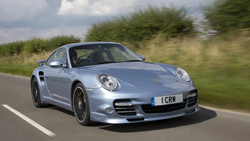 "Posso provarla?" E il ladro fugge con la Porsche...