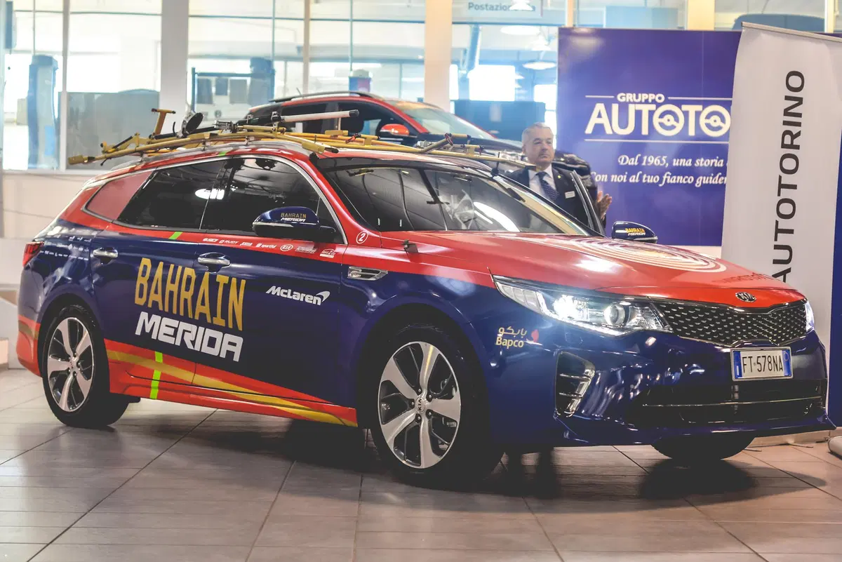 Il Team Bahrain Merida con le Kia di Autotorino e Rent2Go: Optima l’ammiraglia, Sportage e Ceed in supporto (2)