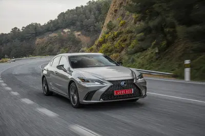 Lexus ES 2019, ci conquista con trazione anteriore ed eCVT [Video]
