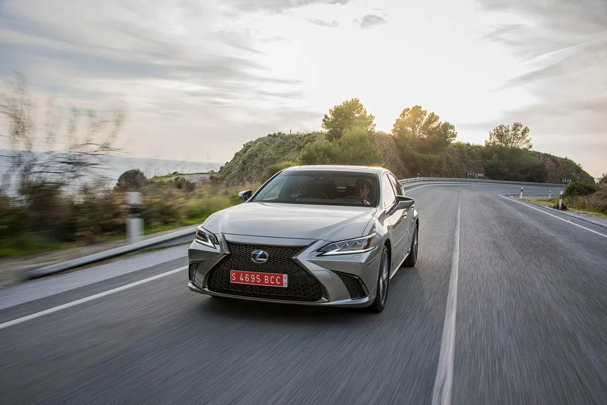 Lexus ES 2019, ci conquista con trazione anteriore ed eCVT [Video]