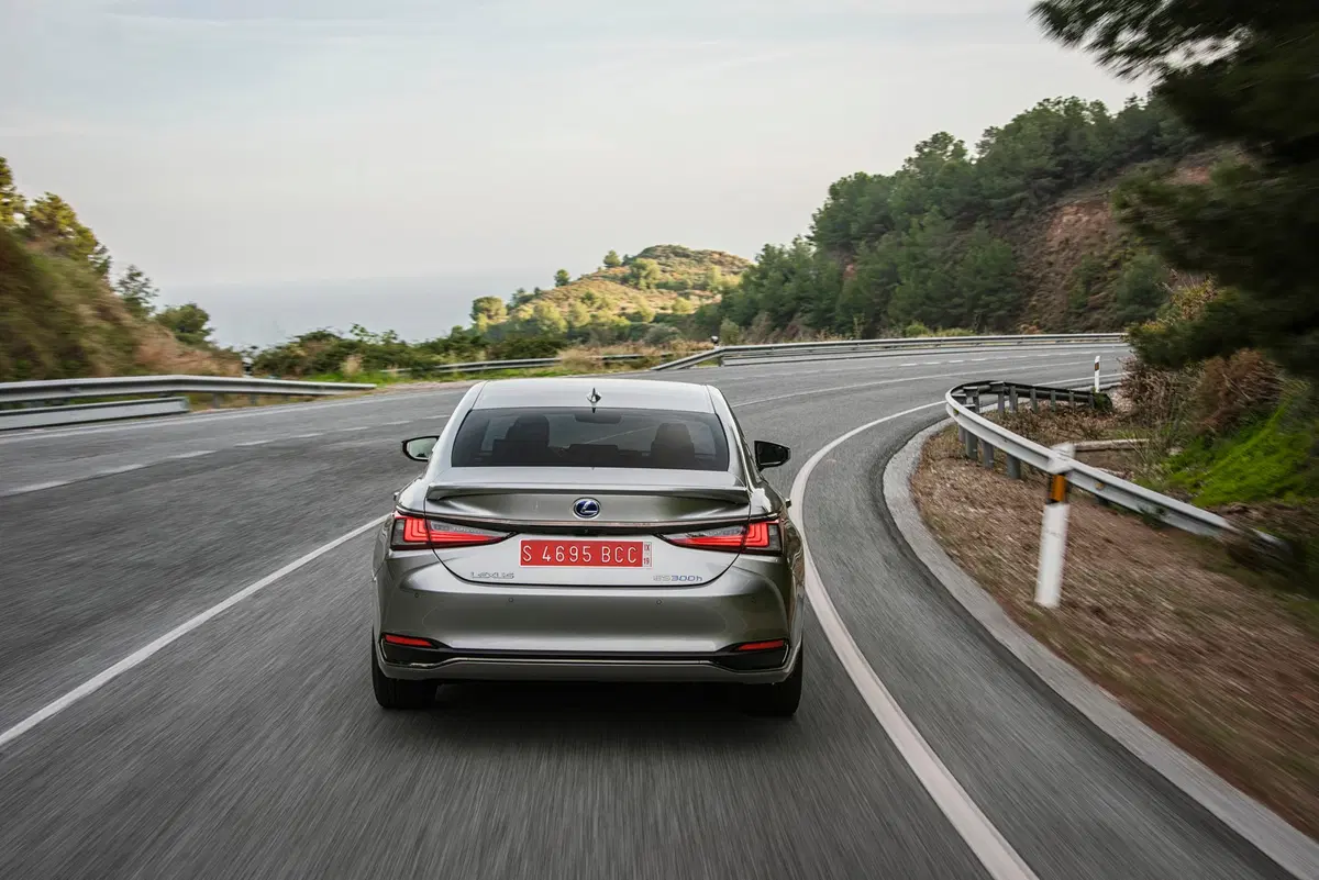 Lexus ES 2019, ci conquista con trazione anteriore ed eCVT [Video] (3)