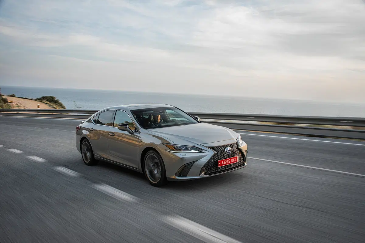Lexus ES 2019, ci conquista con trazione anteriore ed eCVT [Video] (4)