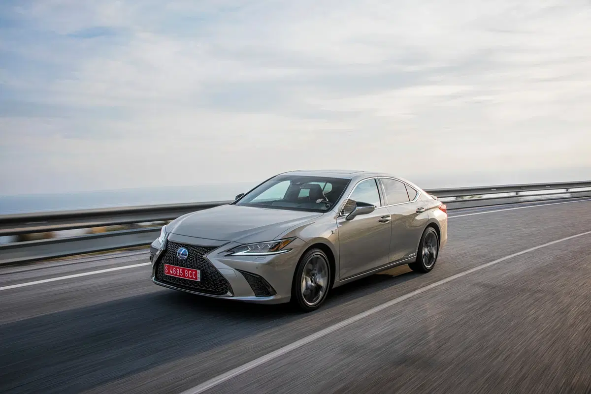 Lexus ES 2019, ci conquista con trazione anteriore ed eCVT [Video] (5)
