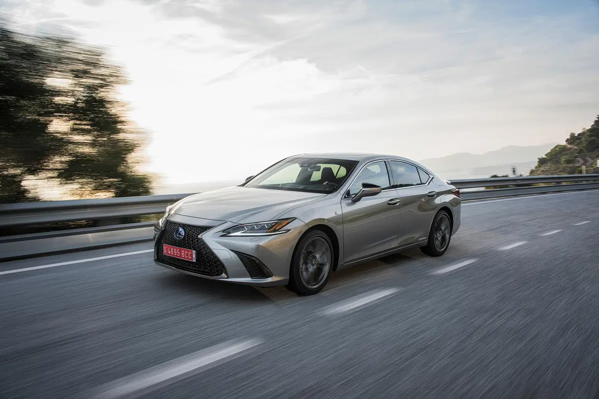 Lexus ES 2019, ci conquista con trazione anteriore ed eCVT [Video] (6)