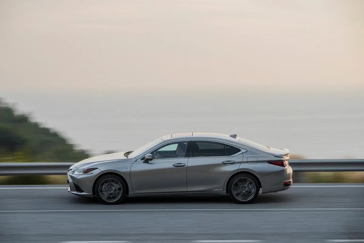 Lexus ES 2019, ci conquista con trazione anteriore ed eCVT [Video] (8)