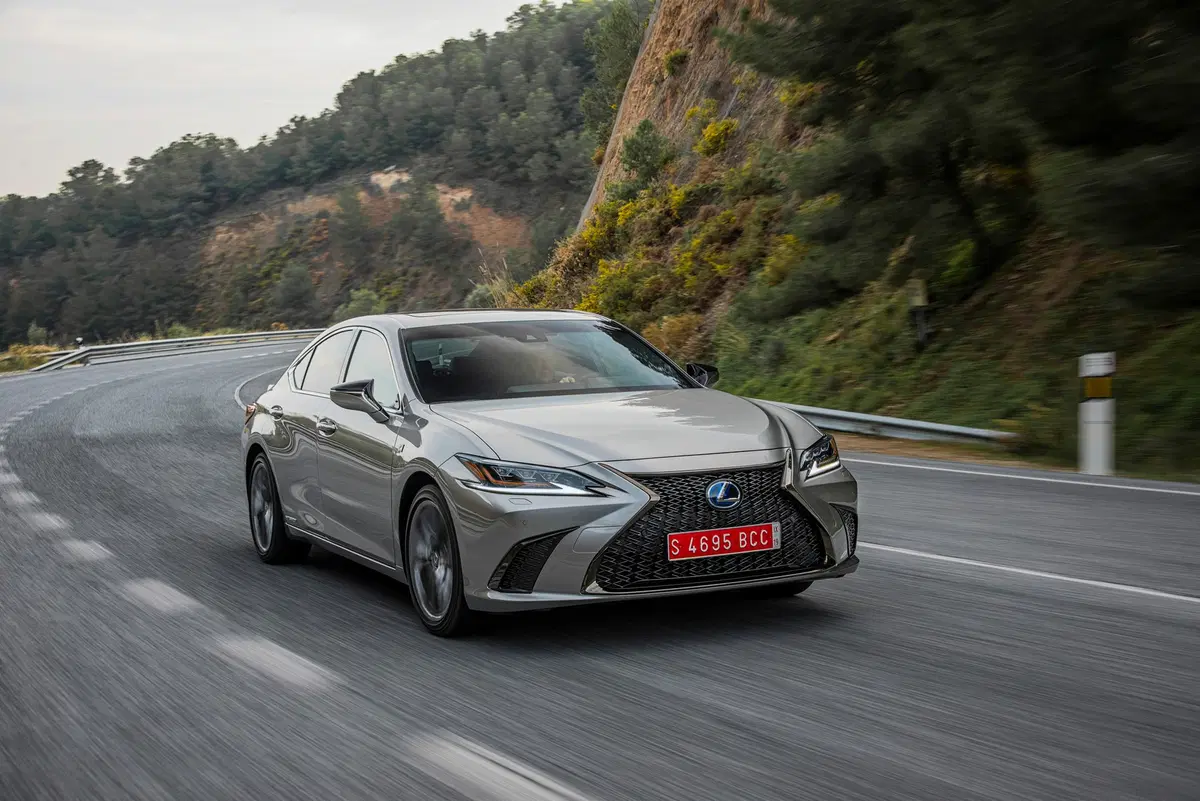 Lexus ES 2019, ci conquista con trazione anteriore ed eCVT [Video] (9)