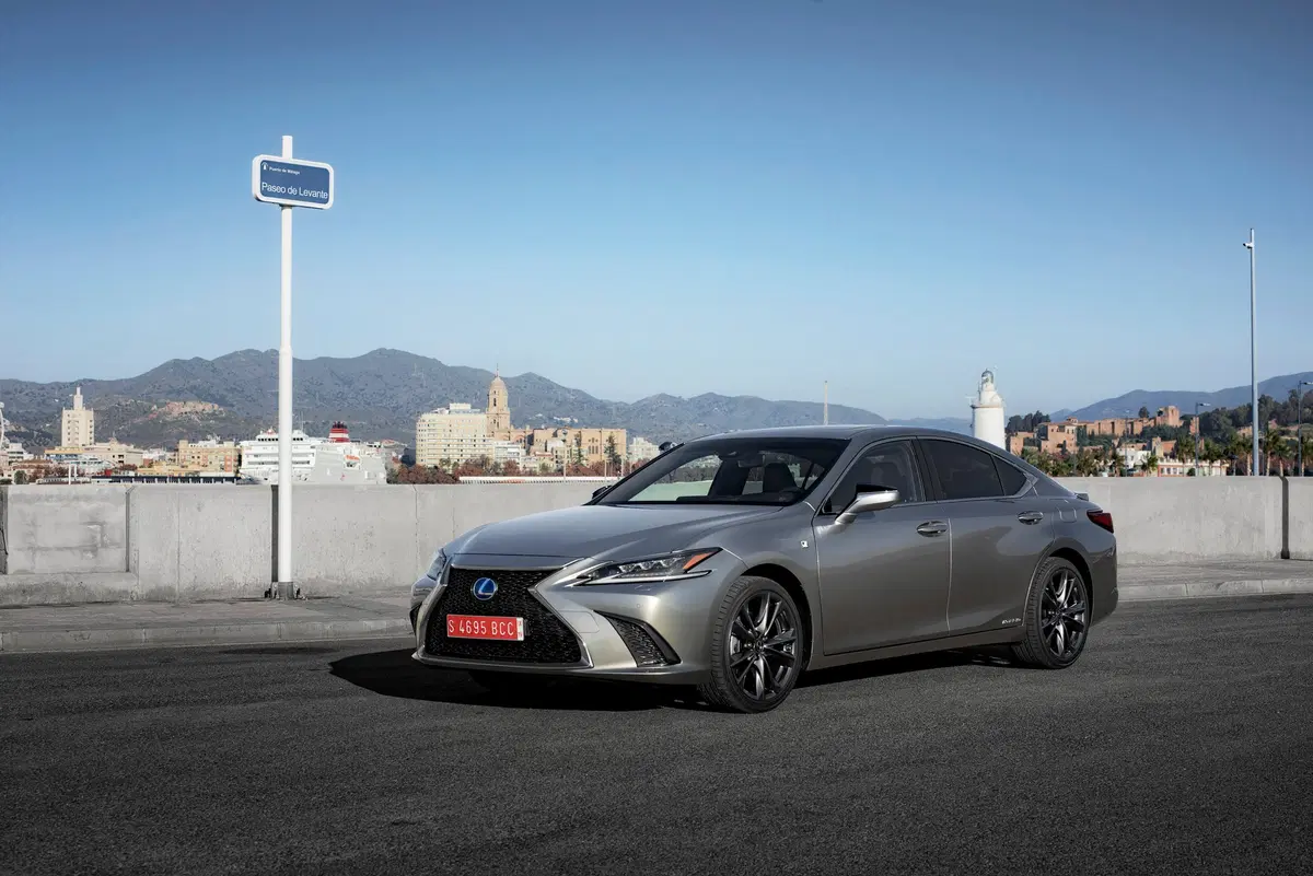 Lexus ES 2019, ci conquista con trazione anteriore ed eCVT [Video] (12)