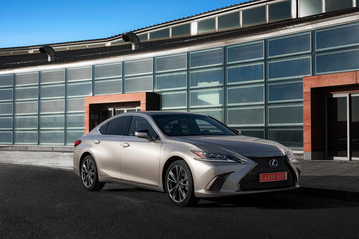 Lexus ES 2019, ci conquista con trazione anteriore ed eCVT [Video] (11)