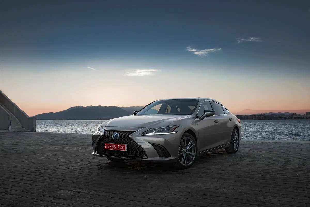 Lexus ES 2019, ci conquista con trazione anteriore ed eCVT [Video] (13)
