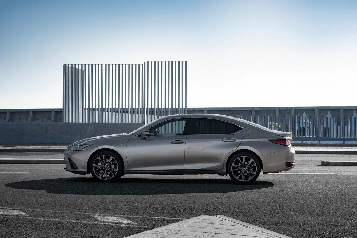 Lexus ES 2019, ci conquista con trazione anteriore ed eCVT [Video] (14)