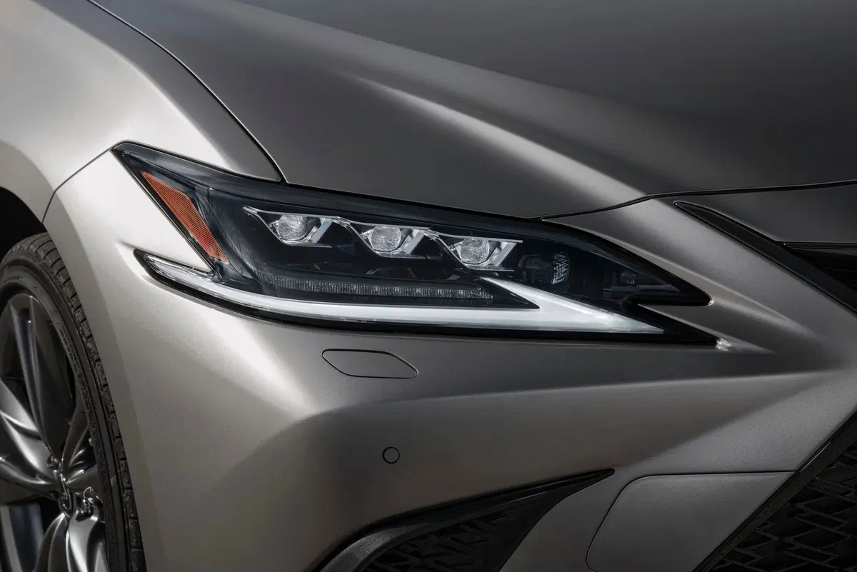 Lexus ES 2019, ci conquista con trazione anteriore ed eCVT [Video] (28)