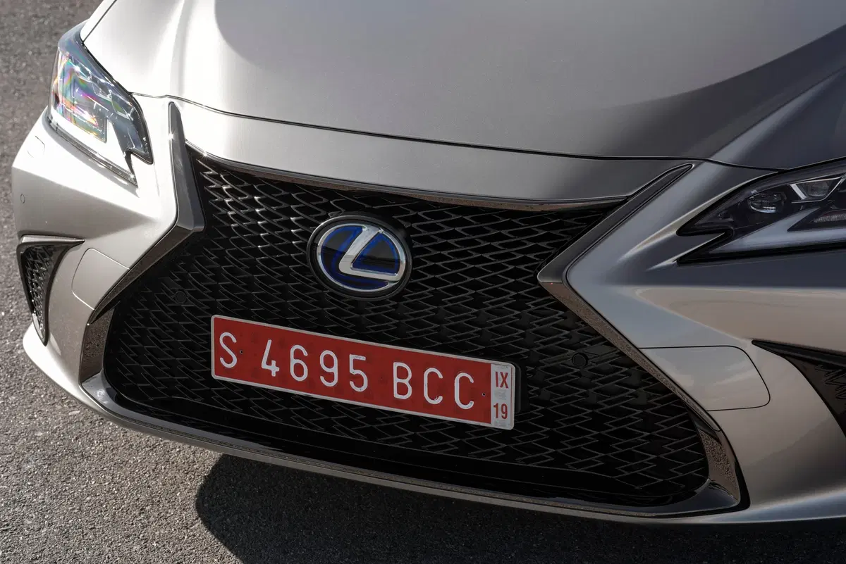 Lexus ES 2019, ci conquista con trazione anteriore ed eCVT [Video] (29)