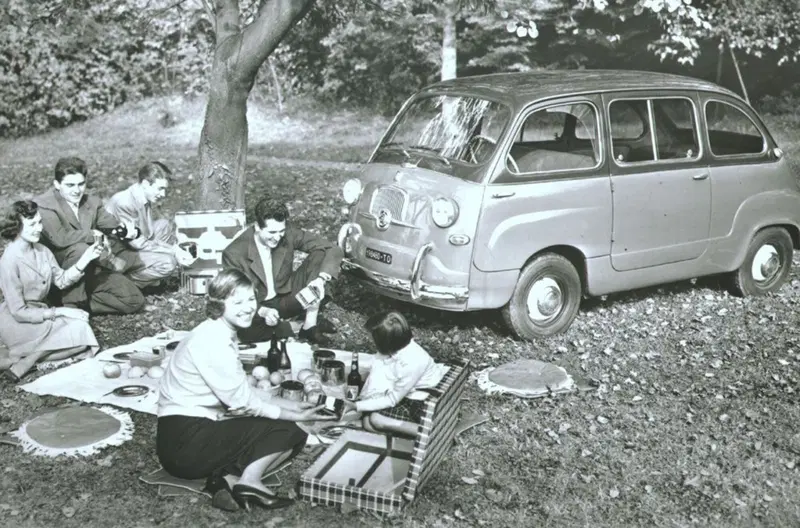 Domenica, dopo una settimana di lavoro, era svago semplice all'aperto stretti in un'auto italiana. Anche questo parte del boom