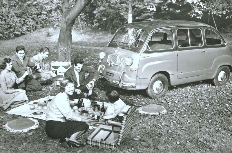 Domenica, dopo una settimana di lavoro, era svago semplice all&#039;aperto stretti in un&#039;auto italiana. Anche questo parte del boom