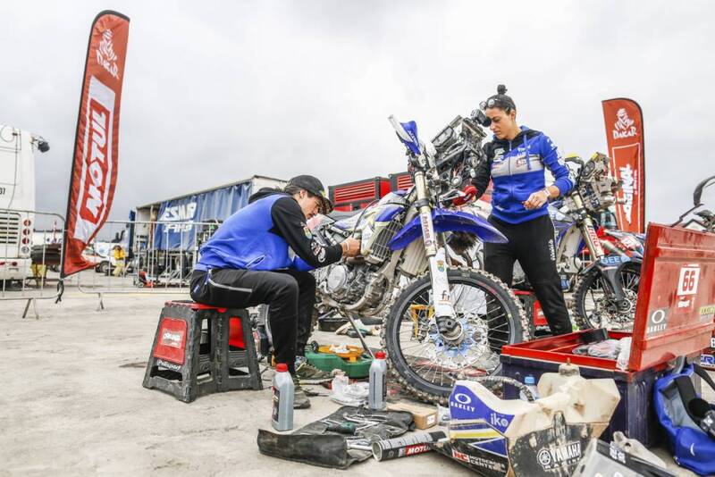 Al lavoro sulle moto nel giorno di pausa della Dakar 2019