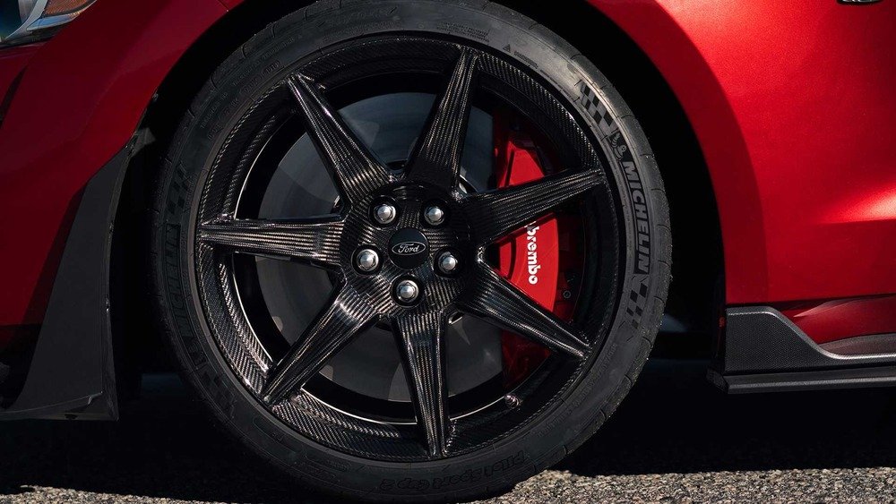 Le ruote in fibra di carbonio della nuova Shelby GT500