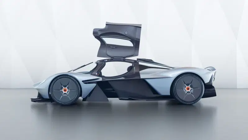 Vista laterale della Valkyrie: la nuova hypercar di Gaydon avr&agrave; pi&ugrave; di 1.000 CV e coster&agrave; circa 2,8 milioni di euro. E' stata progettata da Adrian Newey