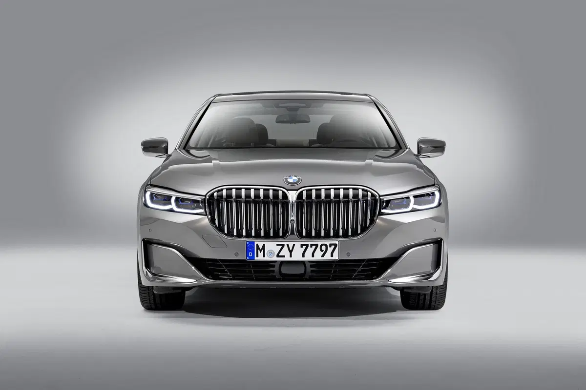 BMW Serie 7 2019, restyling di interni ed esterni per l’ammiraglia (17)