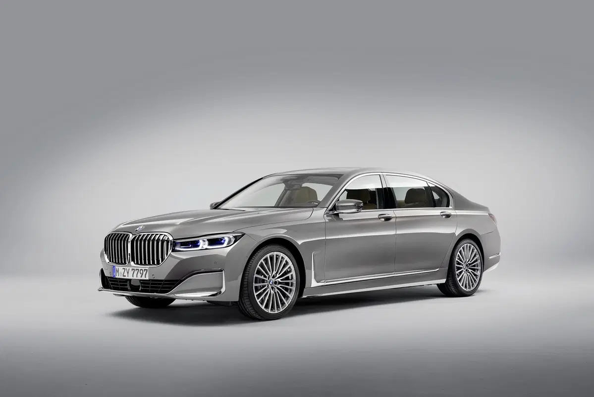 BMW Serie 7 2019, restyling di interni ed esterni per l’ammiraglia (14)
