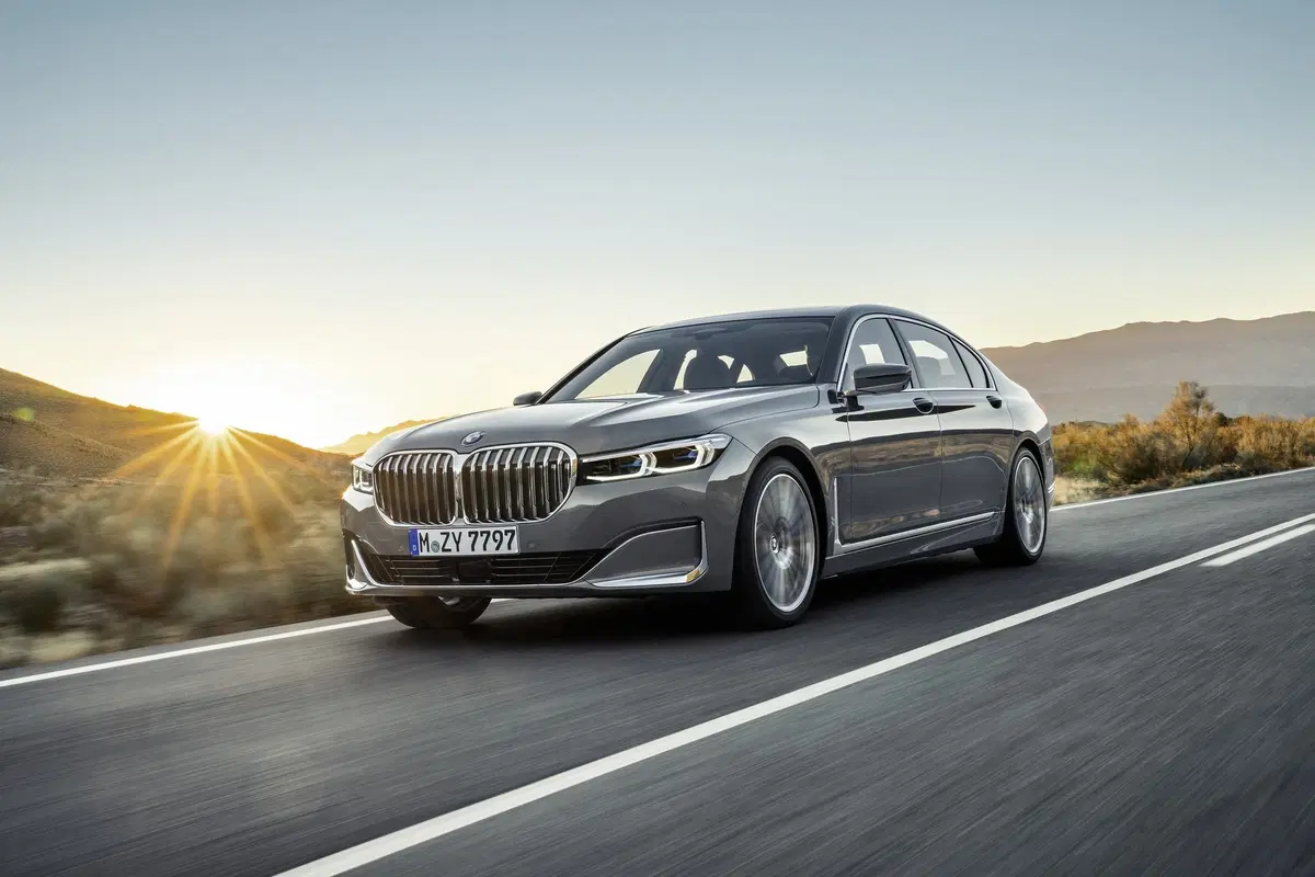 BMW Serie 7 2019, restyling di interni ed esterni per l’ammiraglia (7)