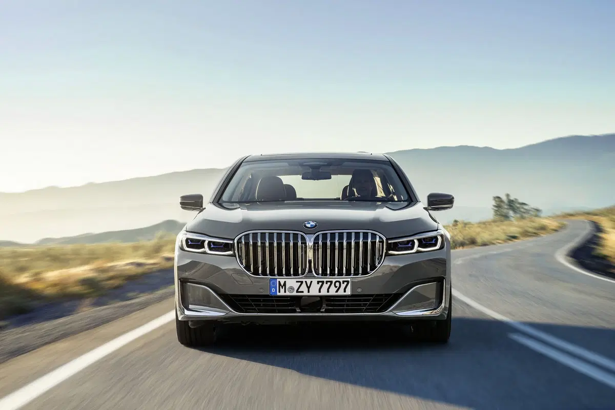 BMW Serie 7 2019, restyling di interni ed esterni per l’ammiraglia (3)