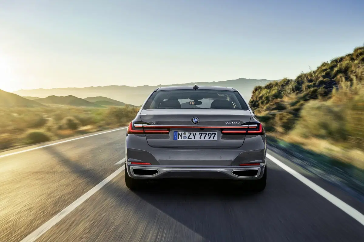 BMW Serie 7 2019, restyling di interni ed esterni per l’ammiraglia (13)