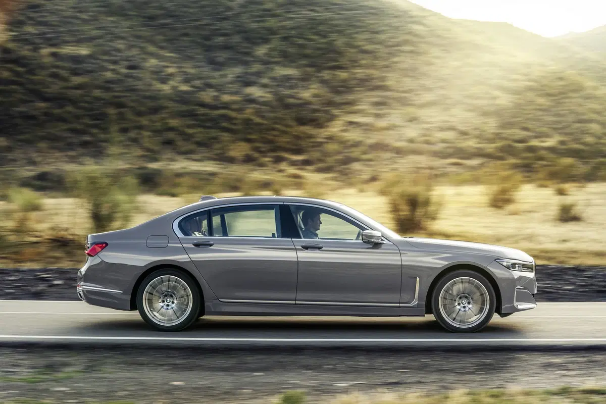 BMW Serie 7 2019, restyling di interni ed esterni per l’ammiraglia (4)