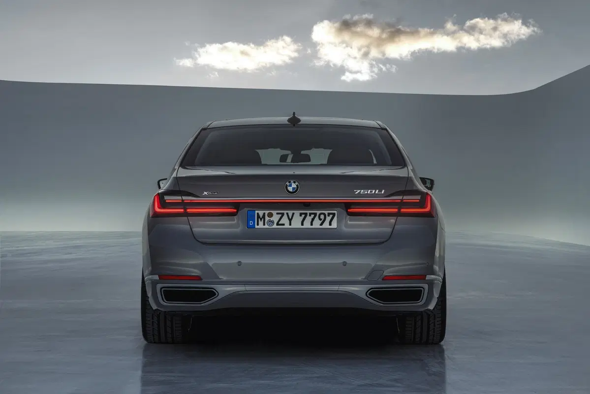 BMW Serie 7 2019, restyling di interni ed esterni per l’ammiraglia (20)