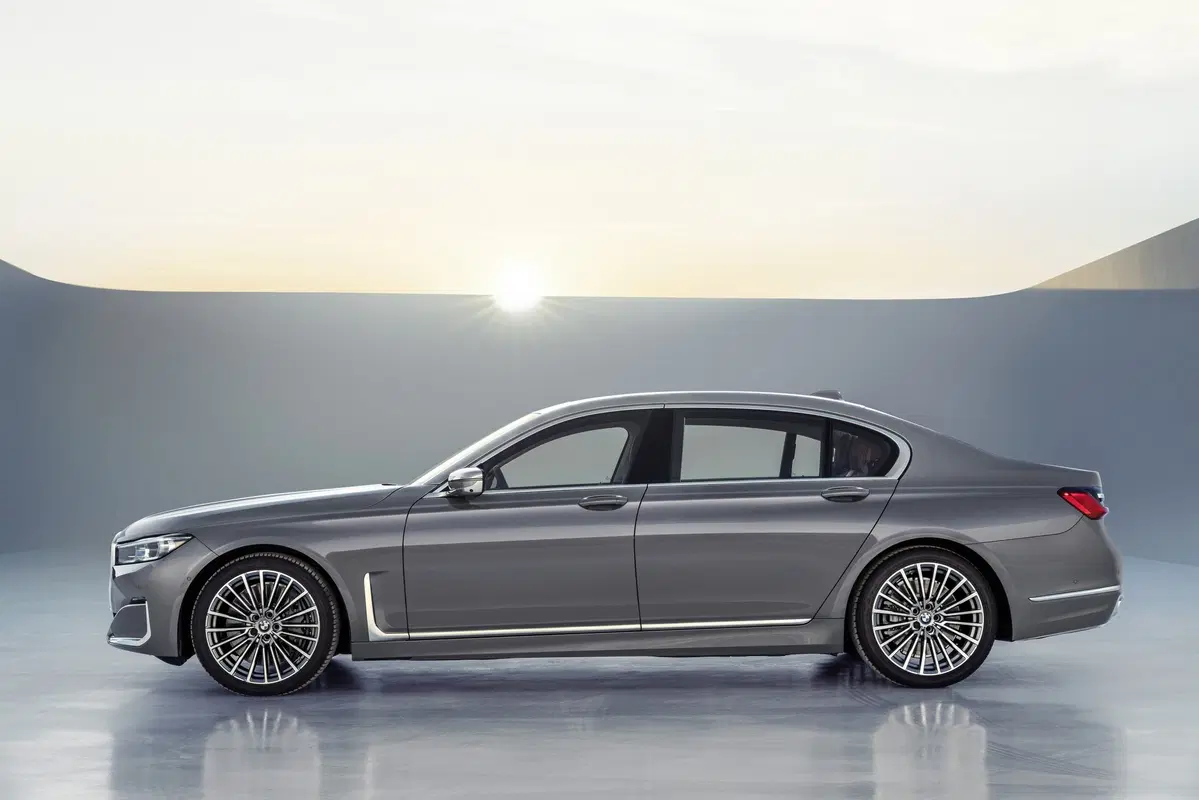 BMW Serie 7 2019, restyling di interni ed esterni per l’ammiraglia (19)