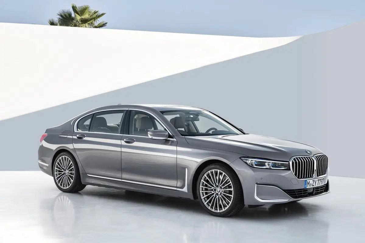 BMW Serie 7 2019, restyling di interni ed esterni per l’ammiraglia (21)