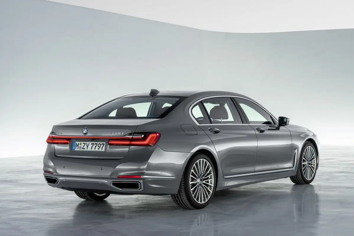 BMW Serie 7 2019, restyling di interni ed esterni per l’ammiraglia (23)