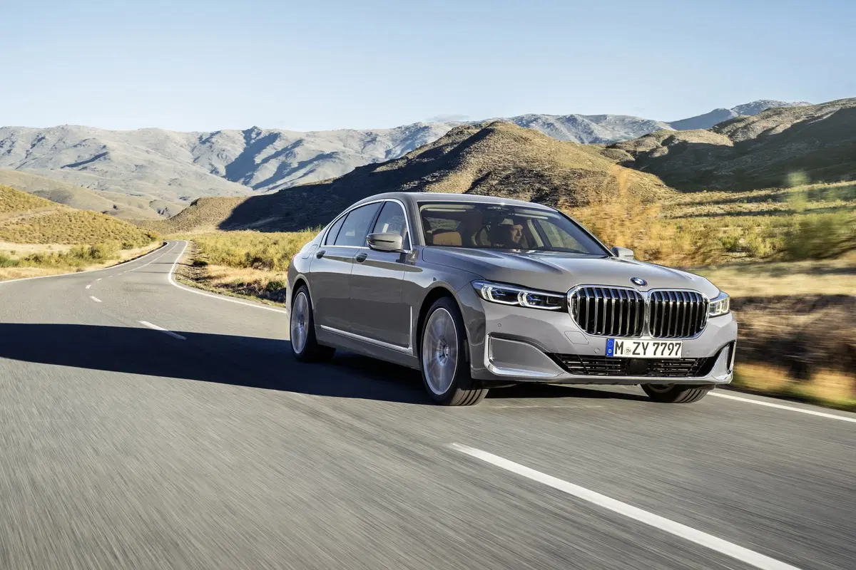BMW Serie 7 2019, restyling di interni ed esterni per l’ammiraglia (9)