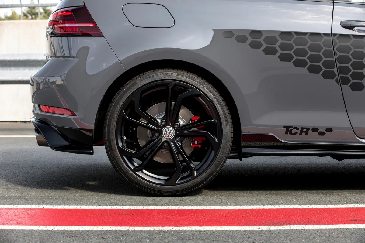 Volkswagen Golf GTI TCR, al via le prevendite (2)