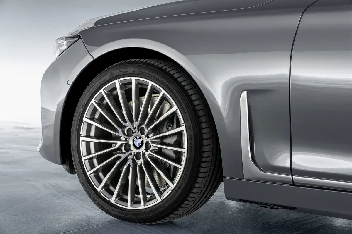 BMW Serie 7 2019, restyling di interni ed esterni per l’ammiraglia (5)