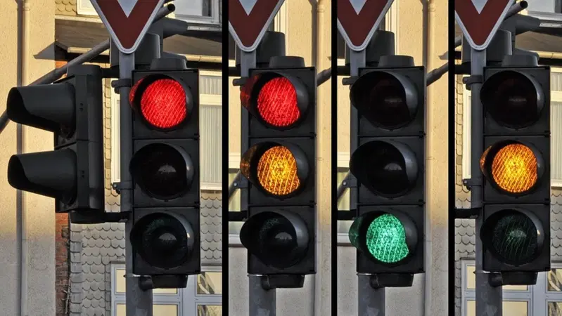 Semaforo giallo? Si rallenta! Multa da rosso valida anche se l’avviso è minimo