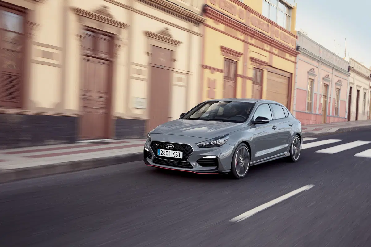 Hyundai i30 Fastback N, grinta da vedere e quanto divertimento