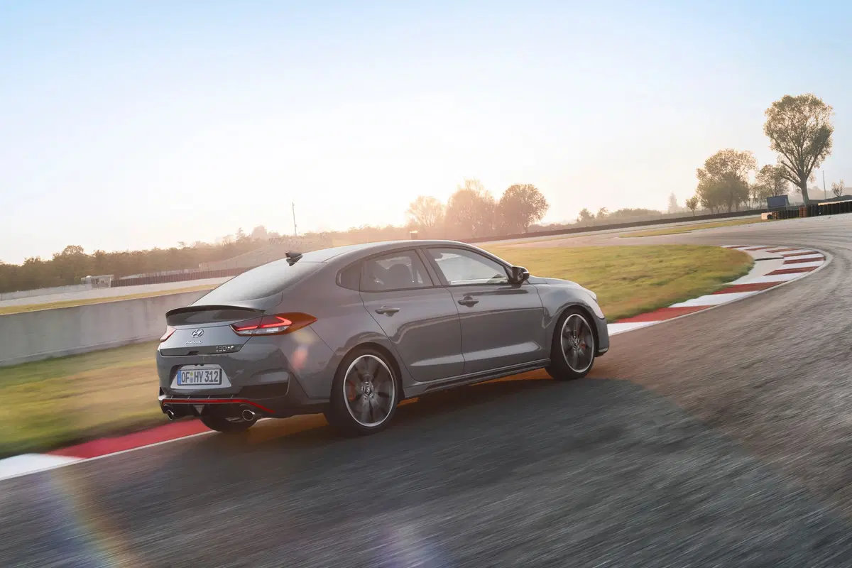 Hyundai i30 Fastback N, grinta da vedere e quanto divertimento (12)