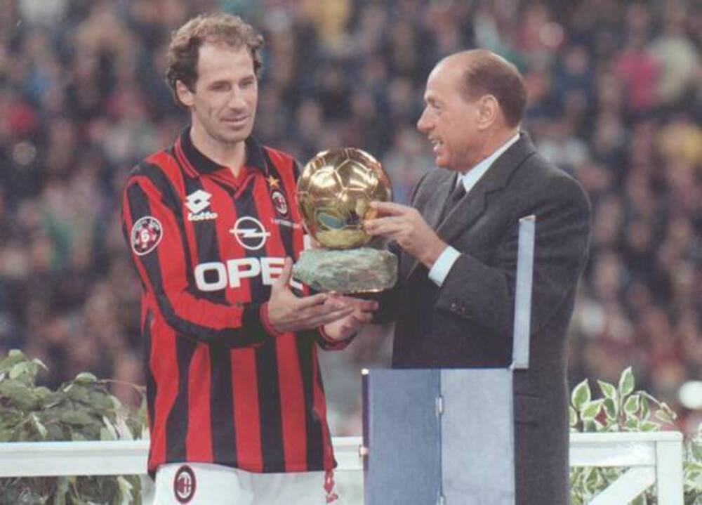 1997: Berlusconi premia il capitano del Milan Franco Baresi. Sulla maglia lo sponsor Opel, che supporter&agrave; i rossoneri dal 1994 al 2006