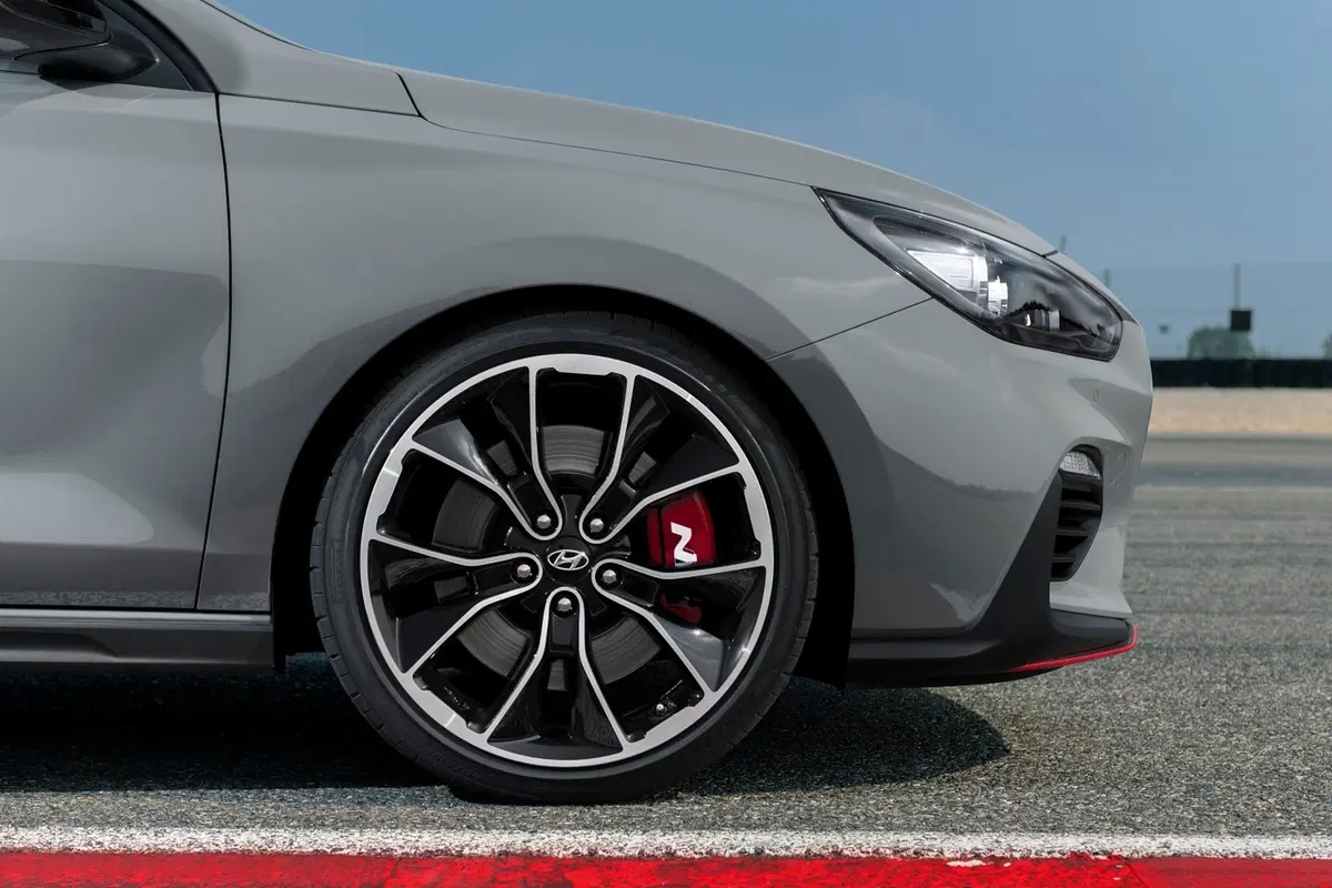 Hyundai i30 Fastback N, grinta da vedere e quanto divertimento (15)