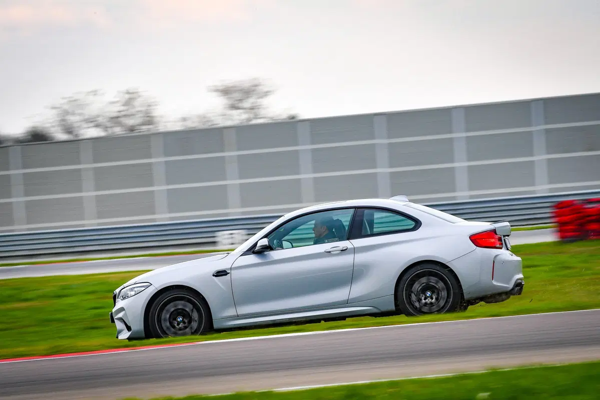 BMW M2 Competition vs BMW S 1000R [Video] (6)