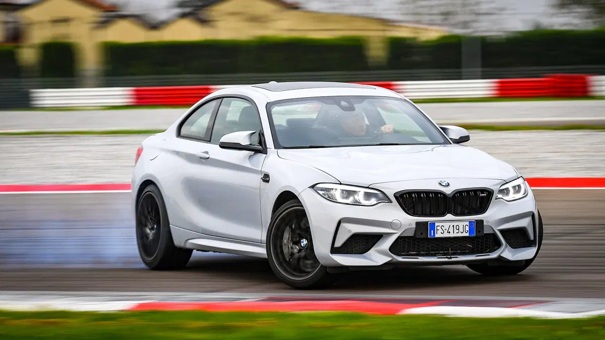 BMW M2 Competition vs BMW S 1000R [Video]