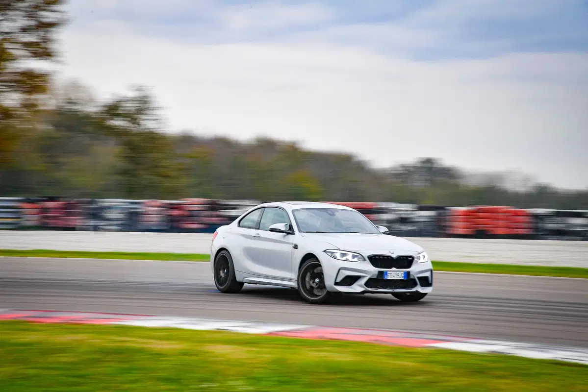 BMW M2 Competition vs BMW S 1000R [Video] (10)