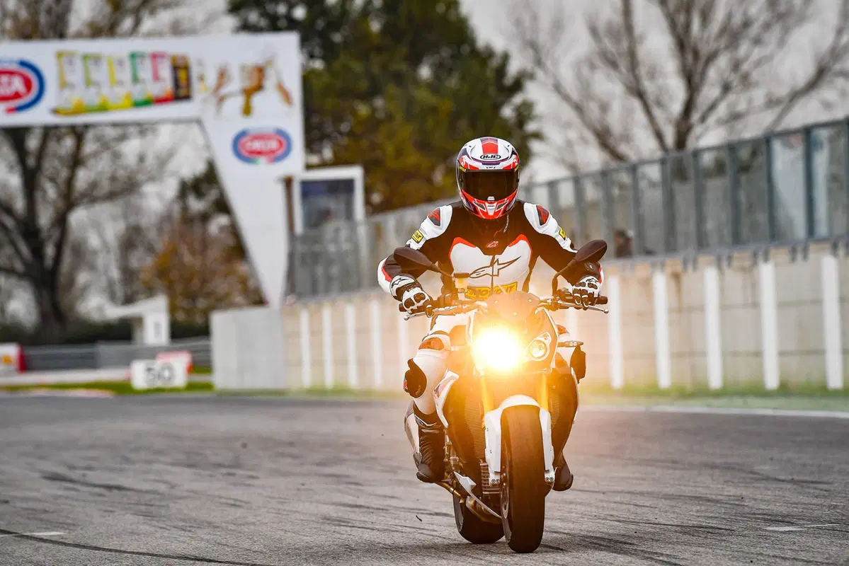 BMW M2 Competition vs BMW S 1000R [Video] (14)
