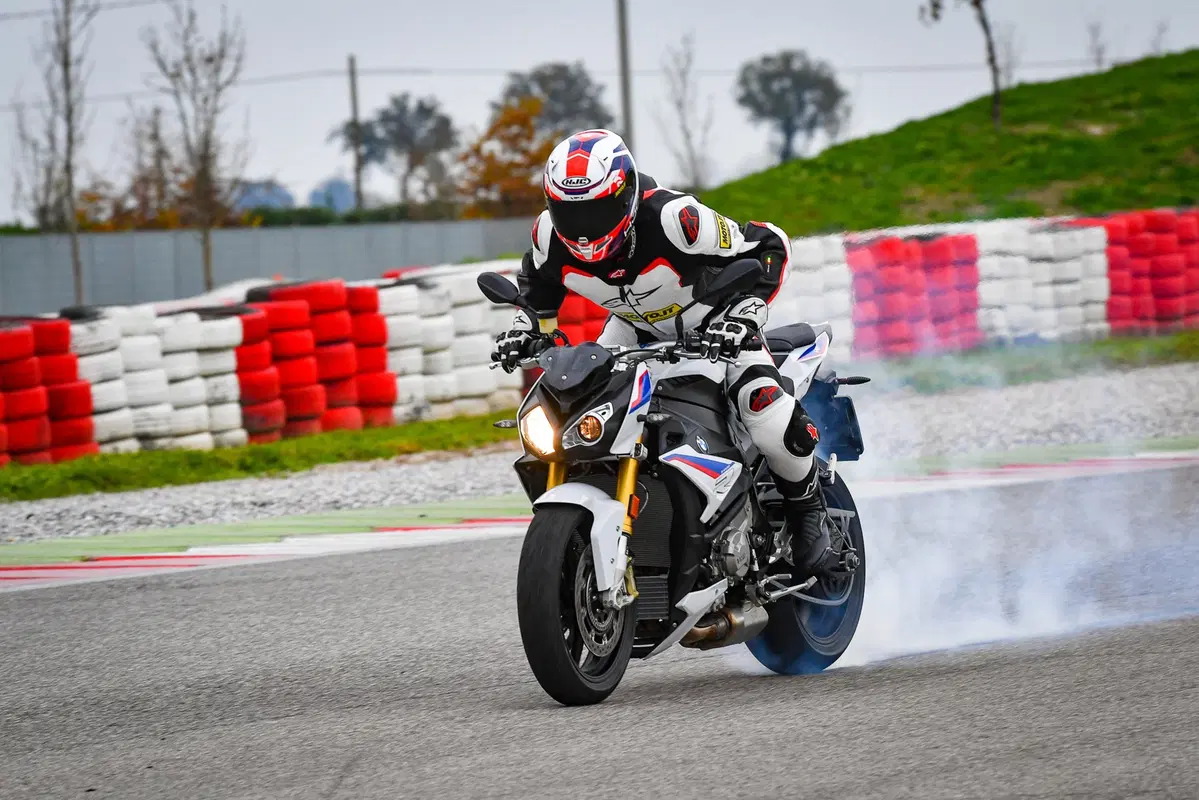 BMW M2 Competition vs BMW S 1000R [Video] (11)