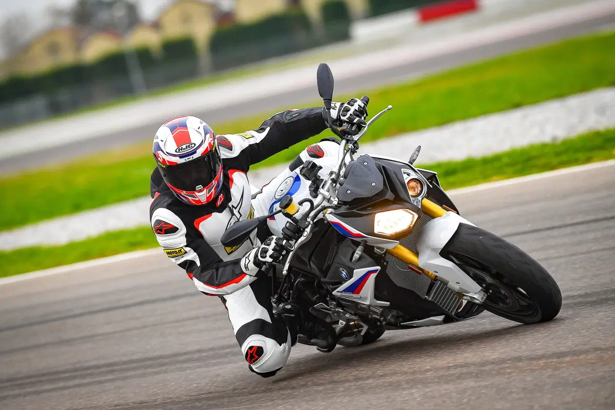 BMW M2 Competition vs BMW S 1000R [Video] (16)