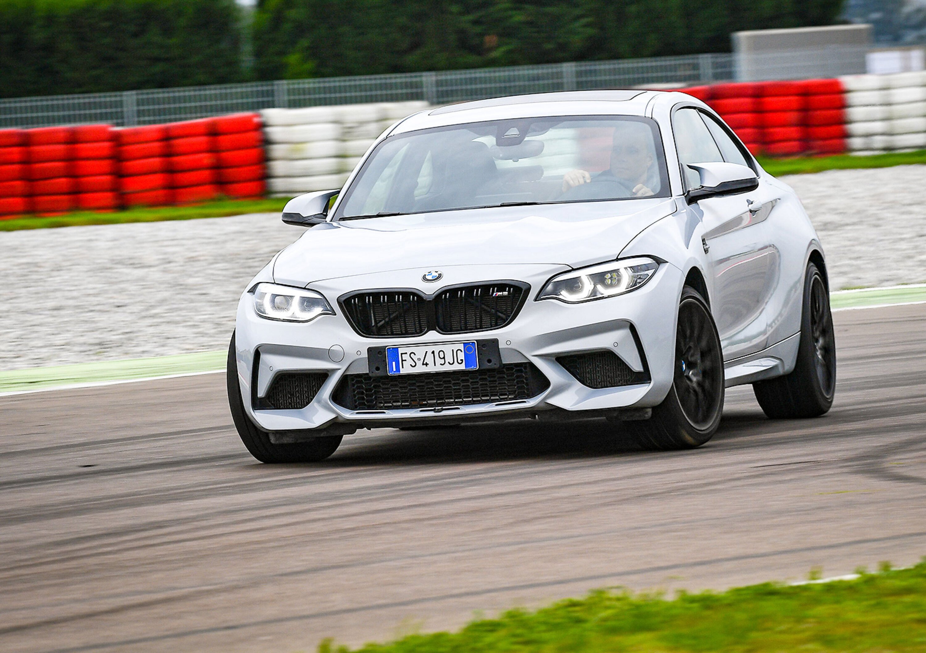 BMW M2 Competition vs BMW S 1000R [Video]