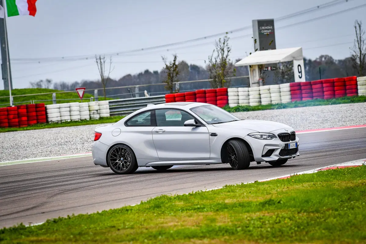 BMW M2 Competition vs BMW S 1000R [Video] (2)